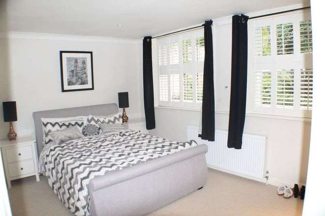  Image of 1 Bedroom Flat for sale at Kew Road  Kew, TW9 3EE
