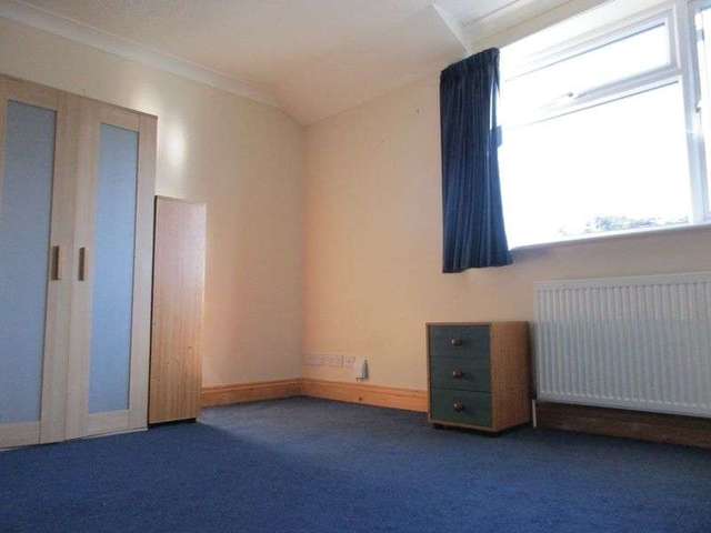  Image of 1 Bedroom Property to rent at Raglan Avenue  Worthing, BN13 2AW