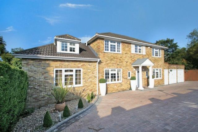  Image of 5 Bedroom Detached for sale at Ridge Way  High Wycombe, HP13 5BE