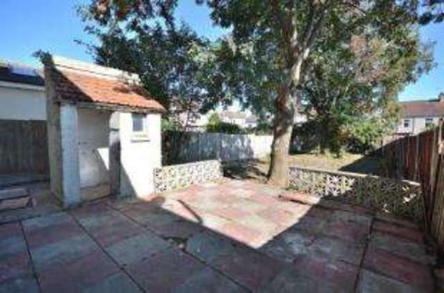  Image of 4 Bedroom Semi-Detached for sale at Southend-On-Sea Essex Southchurch, SS1 2TB