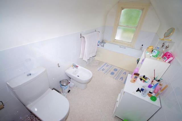  Image of 1 Bedroom Flat to rent at London, N3 2NA