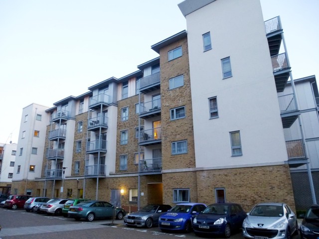  Image of 2 Bedroom Flat to rent at Coombe Way  Farnborough, GU14 7GB