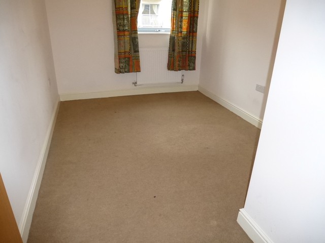  Image of 2 Bedroom Flat to rent at Coombe Way  Farnborough, GU14 7GB