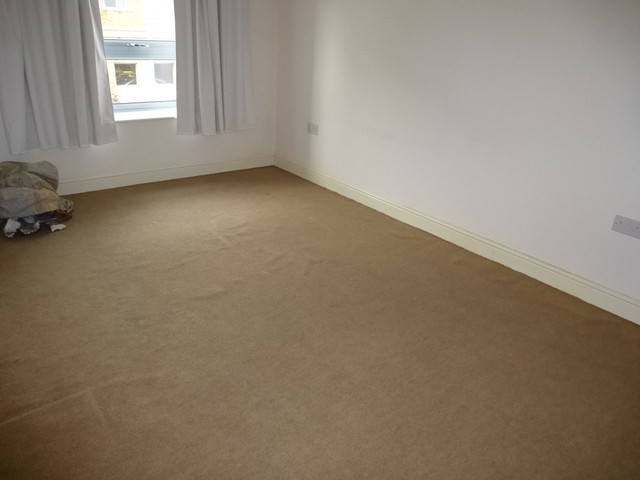  Image of 2 Bedroom Flat to rent at Coombe Way  Farnborough, GU14 7GB