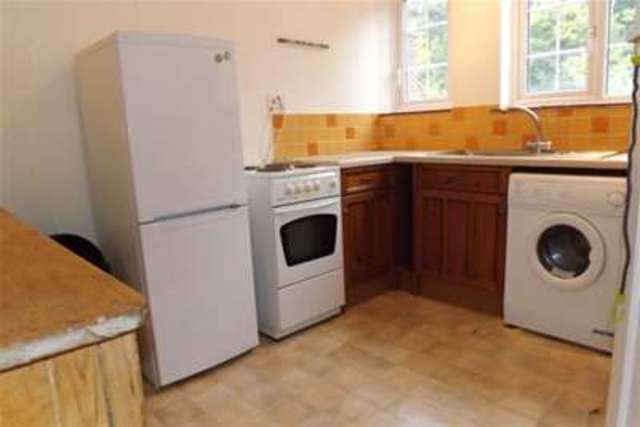 Image of 3 Bedroom Maisonette to rent at Reigate, RH2 0AA