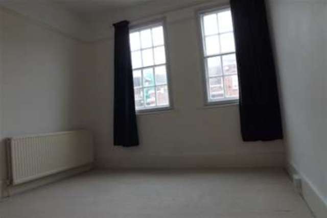  Image of 3 Bedroom Maisonette to rent at Reigate, RH2 0AA