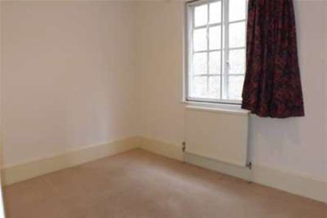  Image of 3 Bedroom Maisonette to rent at Reigate, RH2 0AA