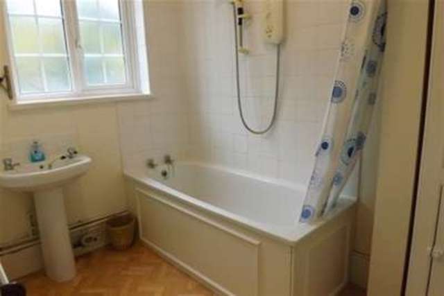  Image of 3 Bedroom Maisonette to rent at Reigate, RH2 0AA