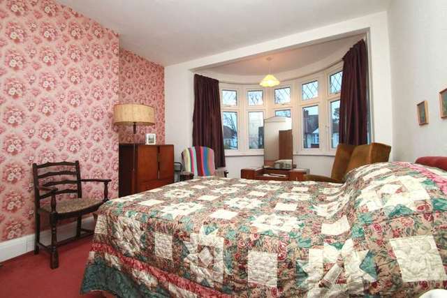  Image of 4 Bedroom Semi-Detached for sale at Surbiton Surrey, KT5 9JS