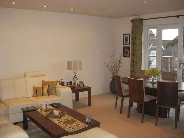  Image of 2 Bedroom Flat for sale at Elms Road  Stanmore, HA3 6BB