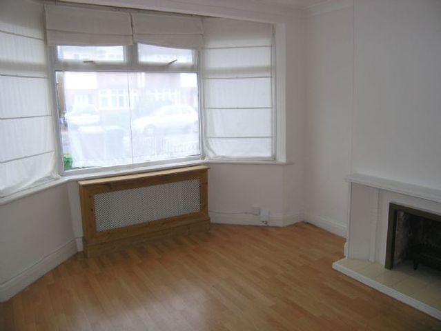  Image of 3 Bedroom Semi-Detached to rent at Dirdene Gardens  Epsom, KT17 4AX