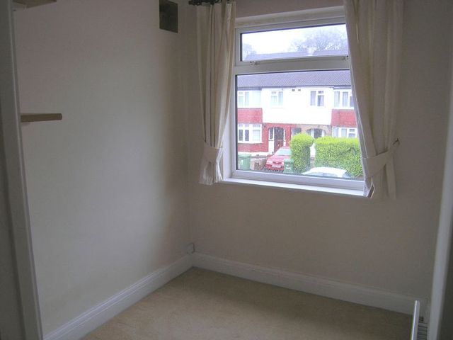  Image of 3 Bedroom Semi-Detached to rent at Dirdene Gardens  Epsom, KT17 4AX