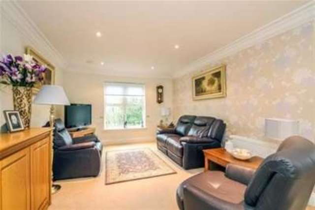  Image of 2 Bedroom Flat to rent at Godalming, GU8 5US