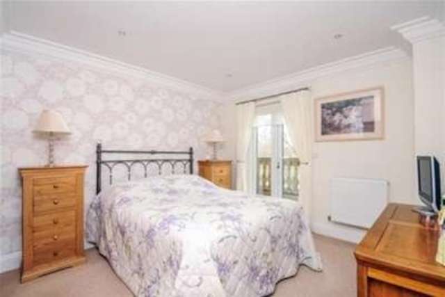  Image of 2 Bedroom Flat to rent at Godalming, GU8 5US