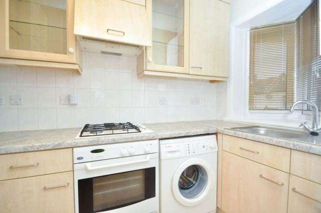  Image of 2 Bedroom Flat to rent at London  Colliers Wood, SW19 2HG