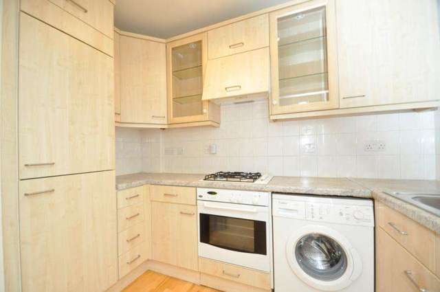  Image of 2 Bedroom Flat to rent at London  Colliers Wood, SW19 2HG
