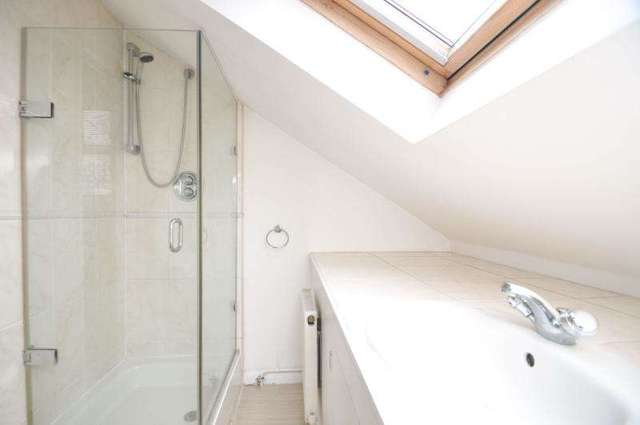  Image of 2 Bedroom Flat to rent at London  Colliers Wood, SW19 2HG