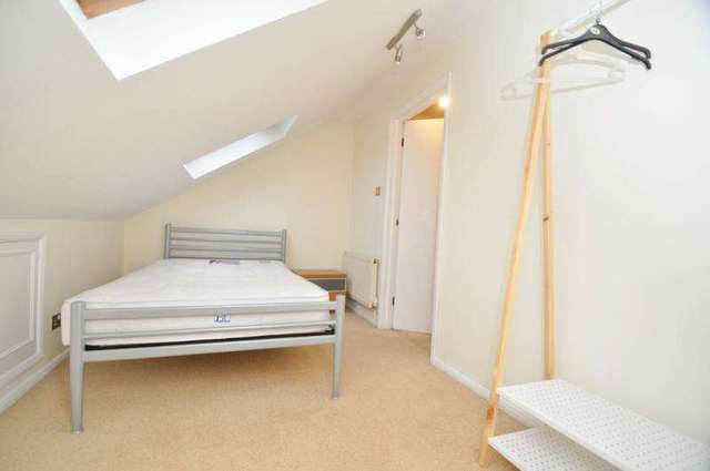 Image of 2 Bedroom Flat to rent at London  Colliers Wood, SW19 2HG