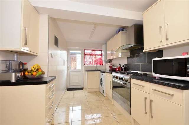  Image of 5 Bedroom Terraced for sale at Leytonstone London Leytonstone, E11 4RJ