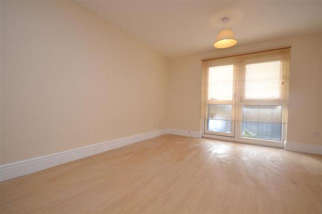  Image of 2 Bedroom Property to rent at Holden Road  Woodside Park, N12 7DA