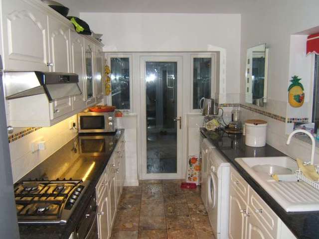  Image of 3 Bedroom Terraced to rent at Salisbury, SP2 8AT