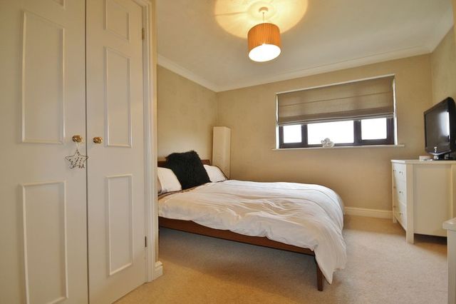  Image of 3 Bedroom Detached for sale at Thorney Leys  Witney, OX28 5NT