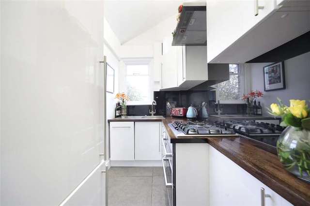  Image of 3 Bedroom Flat for sale at Clapham London Clapham, SW4 0AH