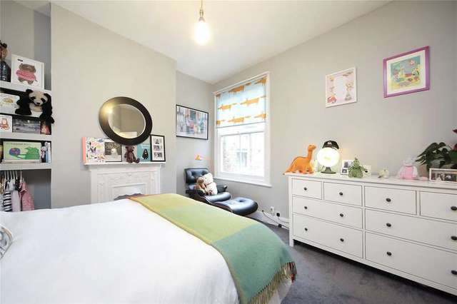  Image of 3 Bedroom Flat for sale at Clapham London Clapham, SW4 0AH