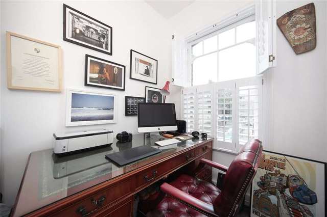  Image of 3 Bedroom Flat for sale at Clapham London Clapham, SW4 0AH