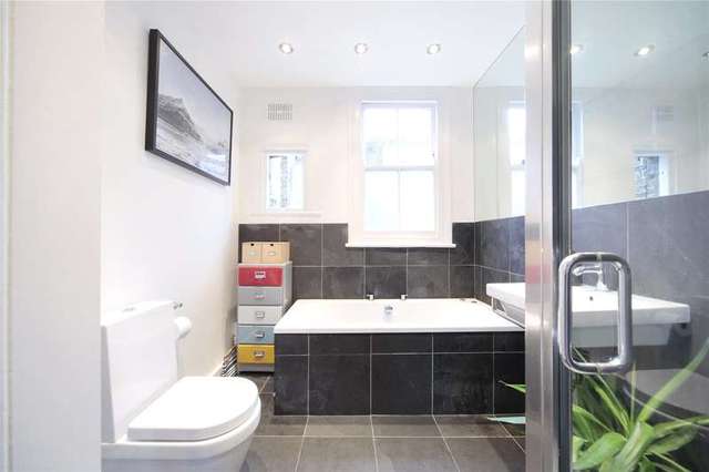 Image of 3 Bedroom Flat for sale at Clapham London Clapham, SW4 0AH