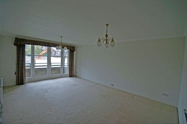  Image of 2 Bedroom Houses to rent at Crescent Road Array Enfield, EN2 7RY