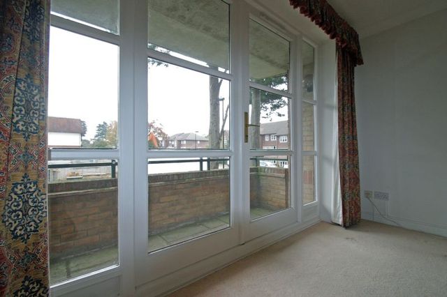  Image of 2 Bedroom Houses to rent at Crescent Road Array Enfield, EN2 7RY