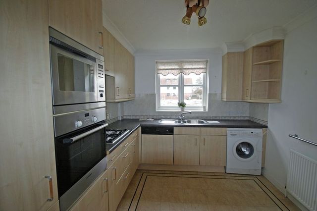  Image of 2 Bedroom Houses to rent at Crescent Road Array Enfield, EN2 7RY