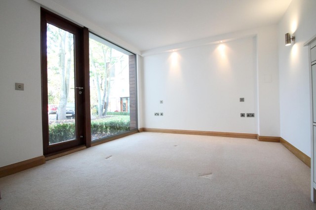  Image of 1 Bedroom Flat to rent at Teddington, TW11 9NL
