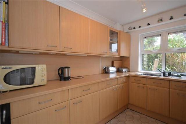  Image of 3 Bedroom Semi-Detached to rent at Surrey, SM6 8QD
