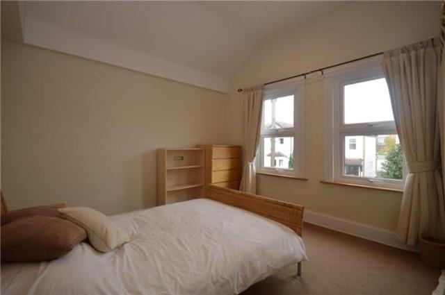  Image of 3 Bedroom Semi-Detached to rent at Surrey, SM6 8QD