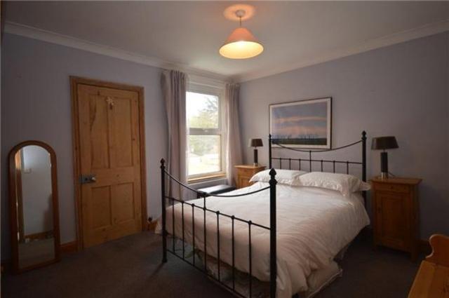  Image of 3 Bedroom Semi-Detached to rent at Surrey, SM6 8QD