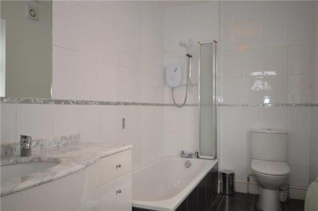  Image of 3 Bedroom Semi-Detached to rent at Surrey, SM6 8QD