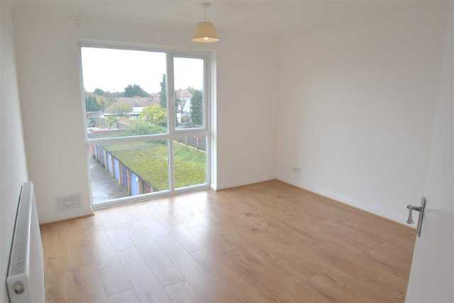 Image of 2 Bedroom Flat to rent at Redbridge, IG2 7QL