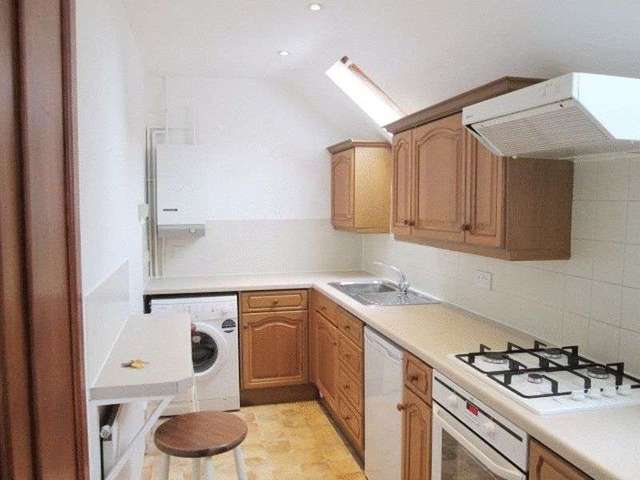  Image of 2 Bedroom Flat to rent at Fairmile Avenue  Tooting, SW16 6AG
