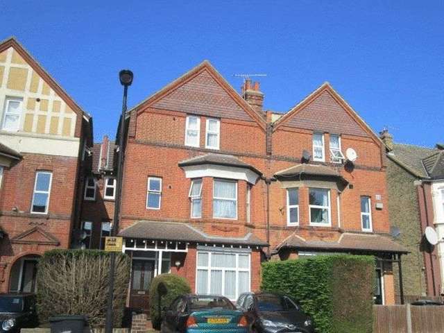  Image of 2 Bedroom Flat to rent at Fairmile Avenue  Tooting, SW16 6AG