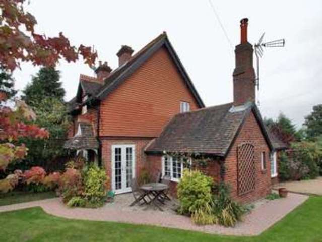  Image of 2 Bedroom Detached  For Sale at Lingfield Road  East Grinstead, RH19 2EB