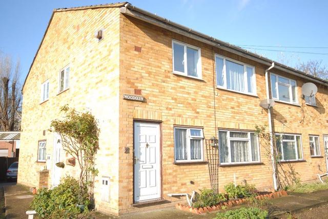  Image of 2 Bedroom Flat  To Rent at Morden, SM4 6AW
