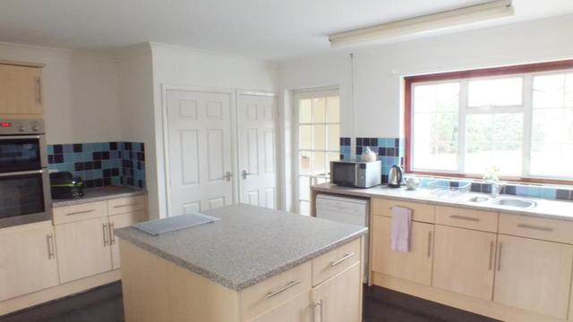  Image of 3 Bedroom Bungalow  For Sale at Pembroke Pembrokeshire Kingsfold, SA71 5BU