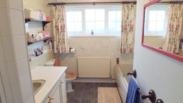 Image of 3 Bedroom Bungalow  For Sale at Pembroke Pembrokeshire Kingsfold, SA71 5BU