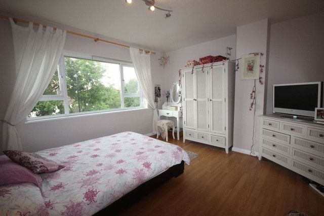 Image of 3 Bedroom Detached  For Sale at Hermitage Gardens Array Upper Norwood, SE19 3QP