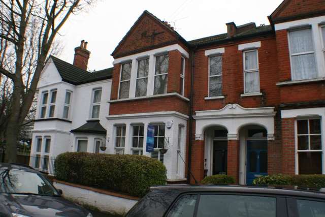  Image of 2 Bedroom Flat  To Rent at Hermitage Road  Westcliff On Sea, SS0 7NQ