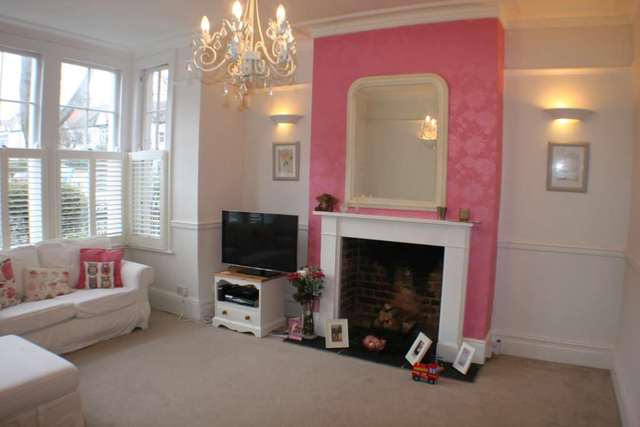  Image of 2 Bedroom Flat  To Rent at Hermitage Road  Westcliff On Sea, SS0 7NQ