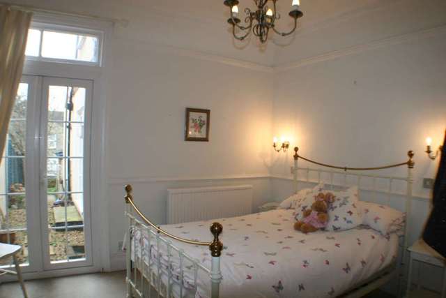  Image of 2 Bedroom Flat  To Rent at Hermitage Road  Westcliff On Sea, SS0 7NQ