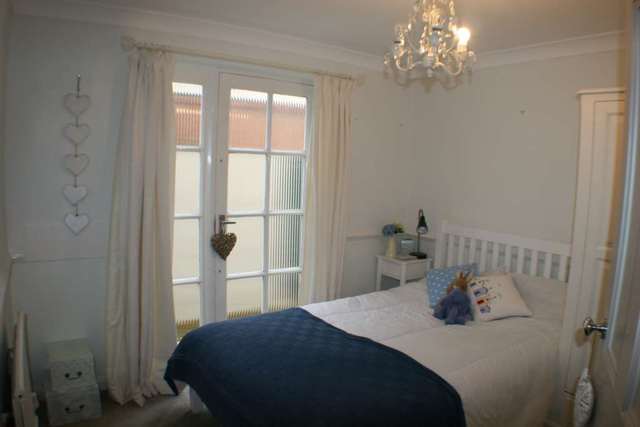  Image of 2 Bedroom Flat  To Rent at Hermitage Road  Westcliff On Sea, SS0 7NQ